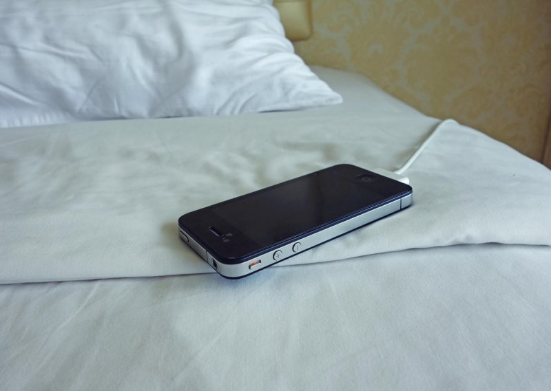 Evo zašto ne smijete spavati pored mobitela koji se puni
