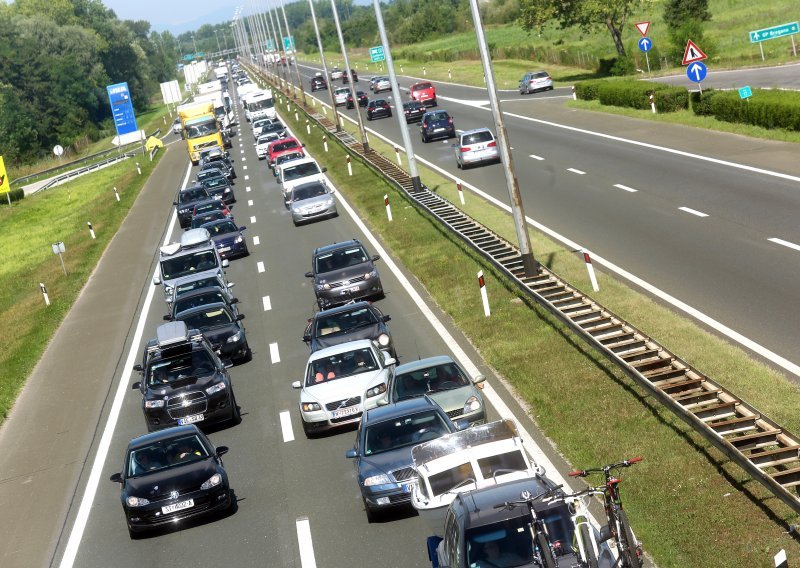 Prometne, požari i gužve usporavaju promet, pročitajte gdje zapinje