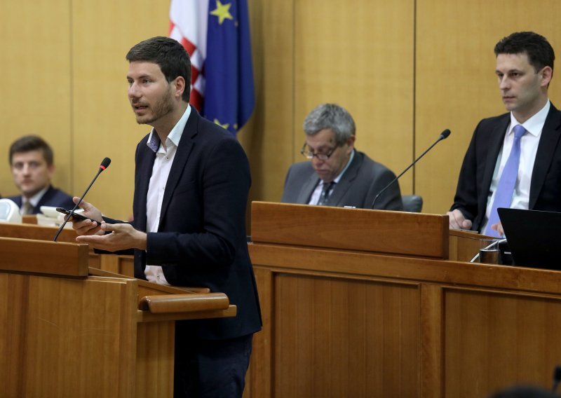 Pernar mora sat koji je dobio od katarskog emira deponirati među protokolarne darove