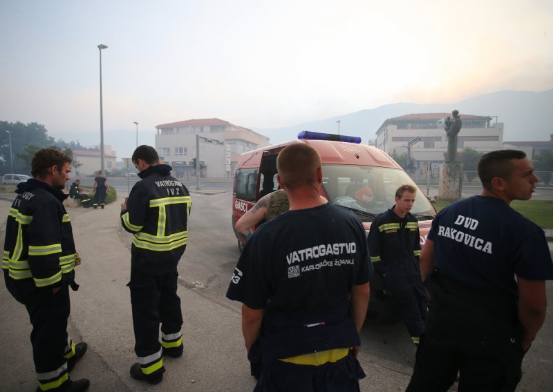 Tri vatrogasca nastradala u prometnoj nesreći