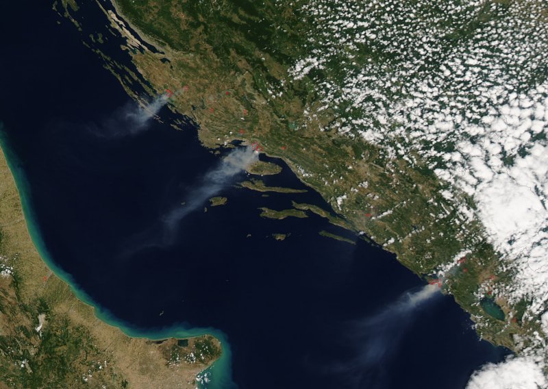 Ogroman požar kod Splita vidio se iz svemira