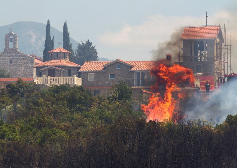 Crna Gora u plamenu: Očajnički se čeka pomoć iz inozemstva