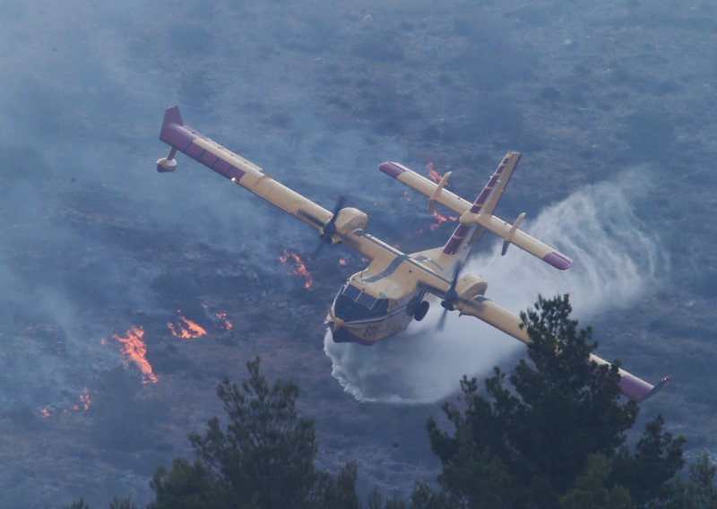 Razbuktala se tri požara, kanaderi i airtractori u zraku