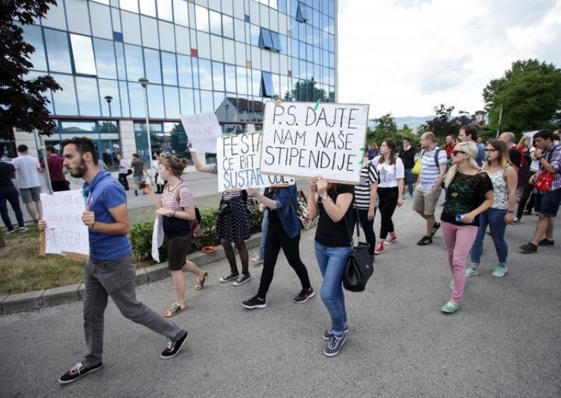 Prosvjed studenata zbog kašnjenja isplate stipendija