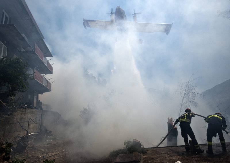Požare kod Kistanja do mraka gasilo osam protupožarnih aviona i helikoptera