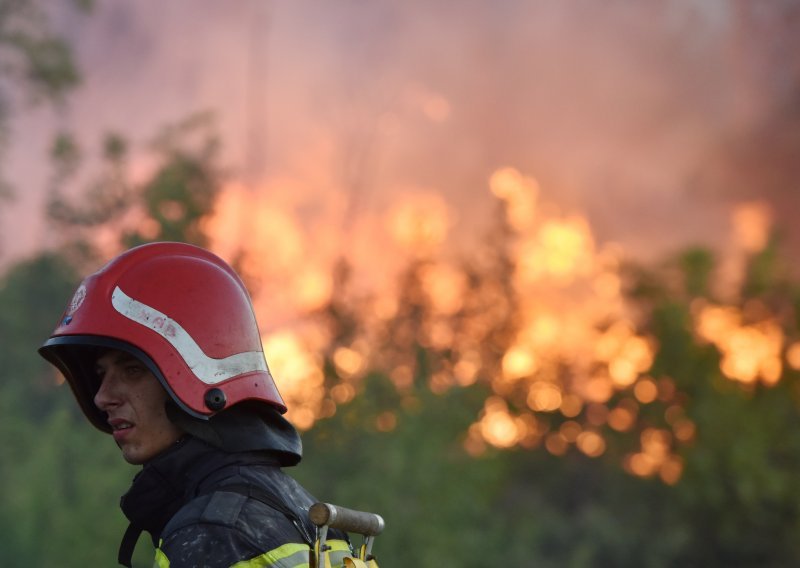 Vatrogasci se bore s nekoliko požara, najveći na Dinari