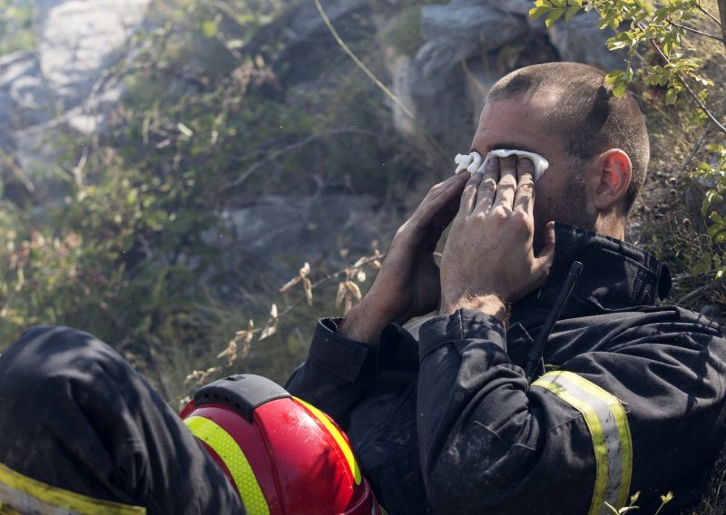 Potresno pismo vatrogasaca: Po potrebi heroji, po potrebi uhljebi