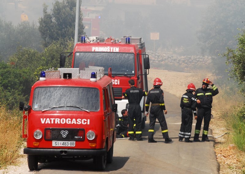 Dalmacija gori, a šibenski 'Vodovod' rogozničkim vatrogascima plijeni čizme i kacige