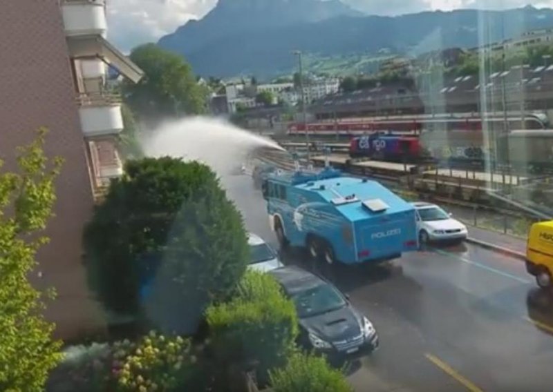 Evo kako se švicarska policija obračunava s huliganima uoči ogleda Luzern - Osijek