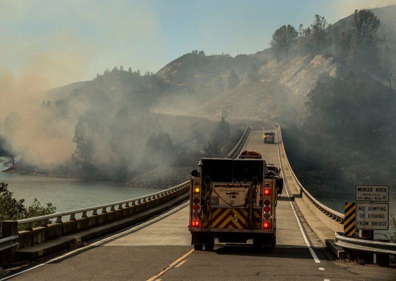 Požar poharao Kaliforniju, izgorjelo 45 zgrada