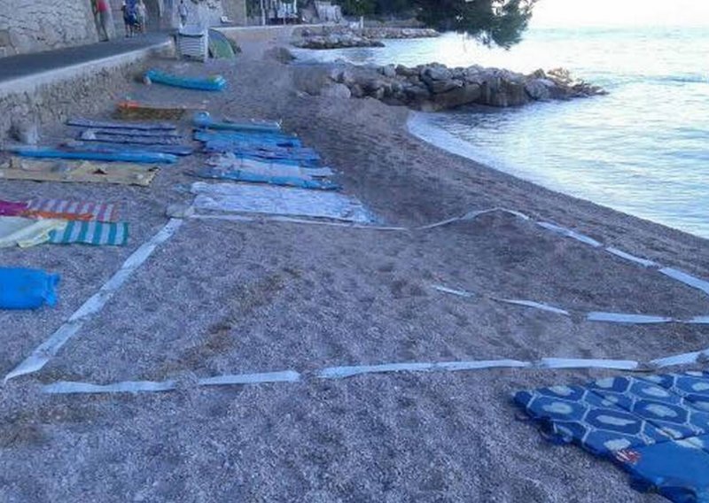 Toaletnim papirom 'rezervirali' mjesto na plaži u Brelima