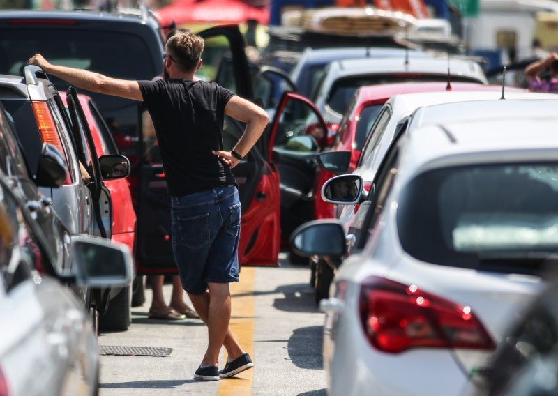 Kolona u Lučkom prema Zagrebu 4 km, gužve na svim važnijim cestama