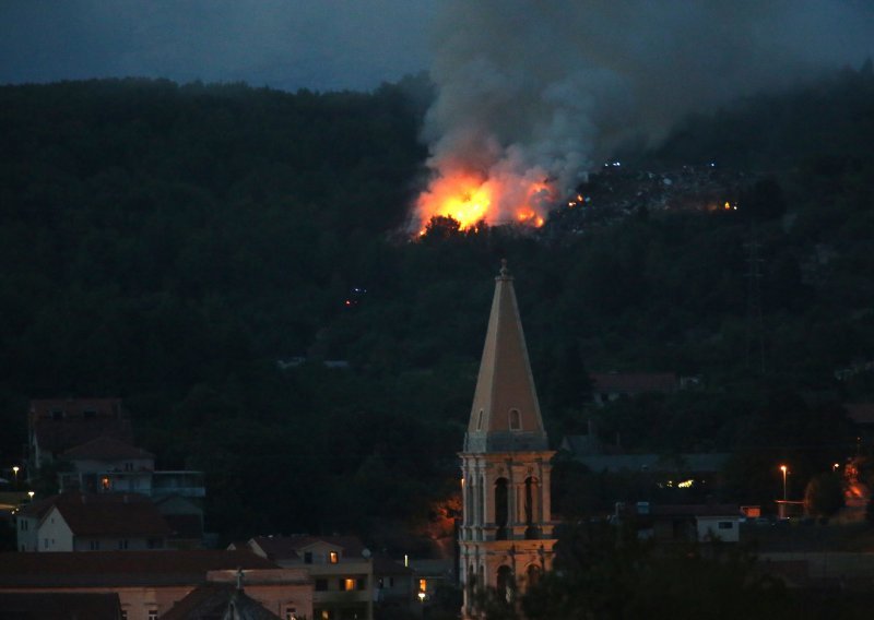 Požar ugašen, vatrogasci deponij natapaju vodom