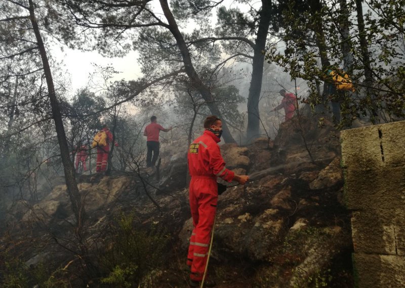 Ekskluzivni video: Kako je HGSS pomogao u gašenju splitskog požara