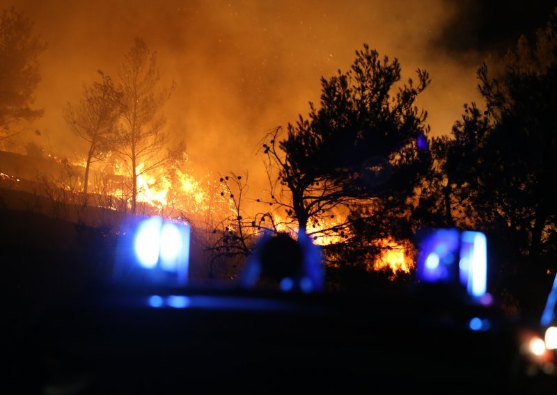 Zbog požara na jugu Francuske evakuirano 10.000 ljudi