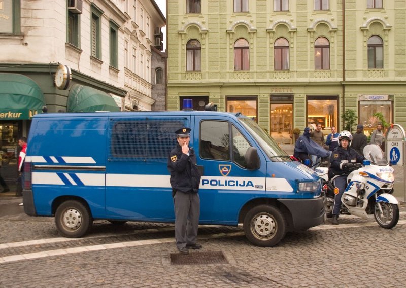 Muškarac koji je oteo autobus umro nakon što ga je policija savladala