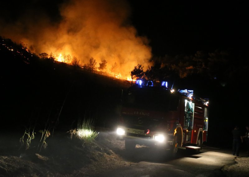 Požari u Rupotinama i Dugopolju uspješno ugašeni