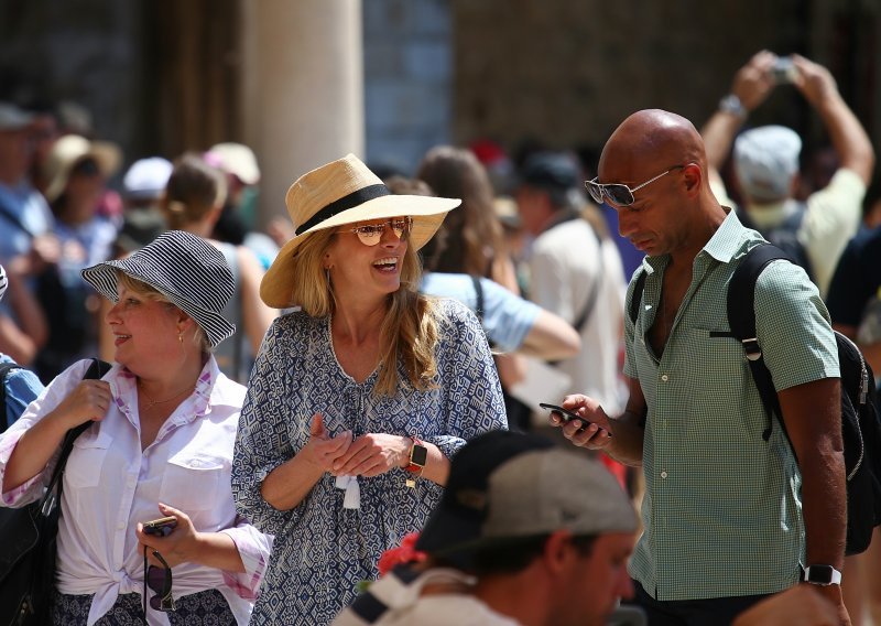 Udovica Stevea Jobsa na luksuznoj jahti doplovila do Dubrovnika