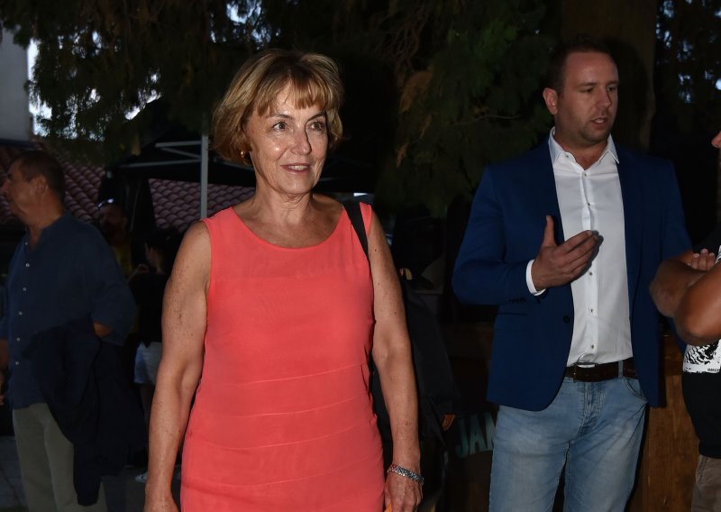 Vesna Pusić totalno je chic, a pomažu joj srebrne cipele i - pas