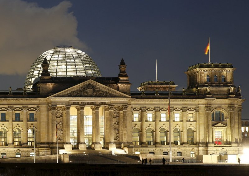 Zastupnici u Bundestagu ove će godine vrcati svoj prvi med