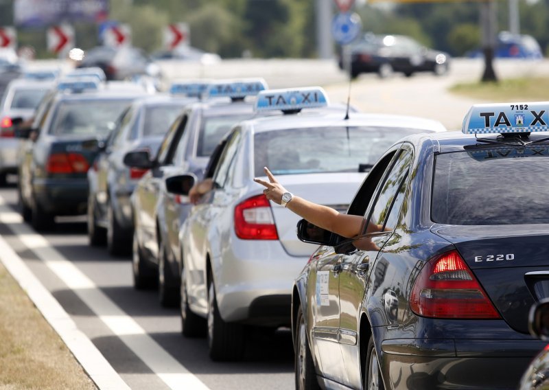 Bliži li se kraj sukoba Ubera i taksija? Sudeći po reakcijama na novi zakon, ne