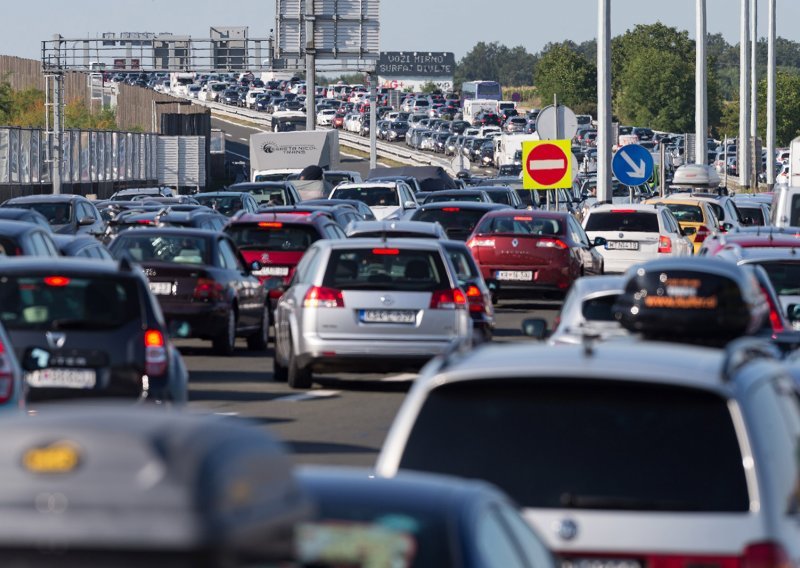 Požari zatvorili ceste i granični prijelaz, nesreće otežavaju promet