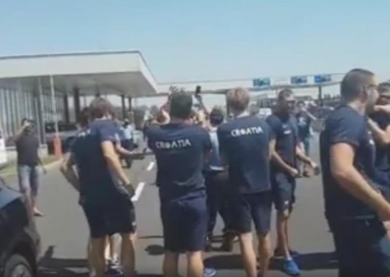Vaterpolisti zapeli na granici, a zatim se dogodio trenutak koji je oduševio sve