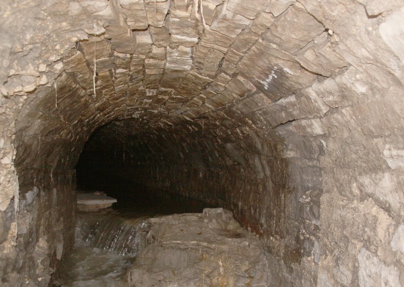 Iz dubrovačkih zidina izvađeno stotine kilograma stvrdnute masnoće
