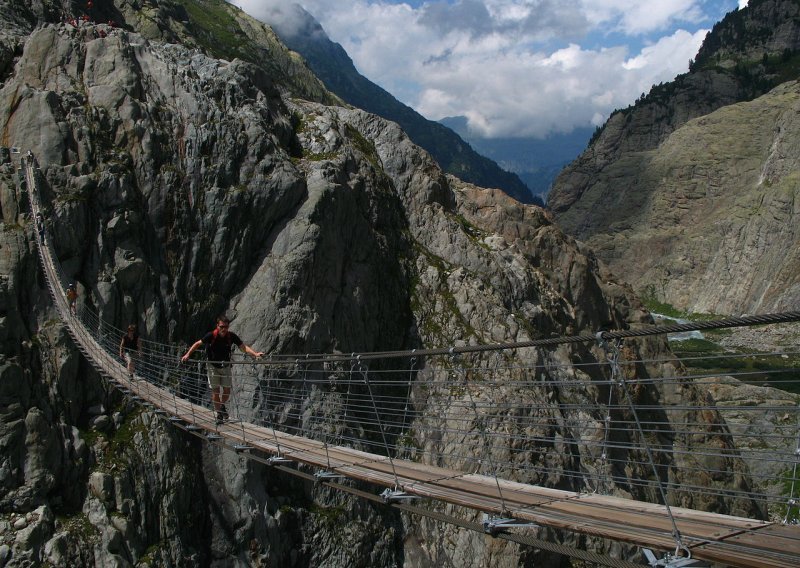 [VIDEO] Najduži viseći most na svijetu ima amortizere protiv vrtoglavice