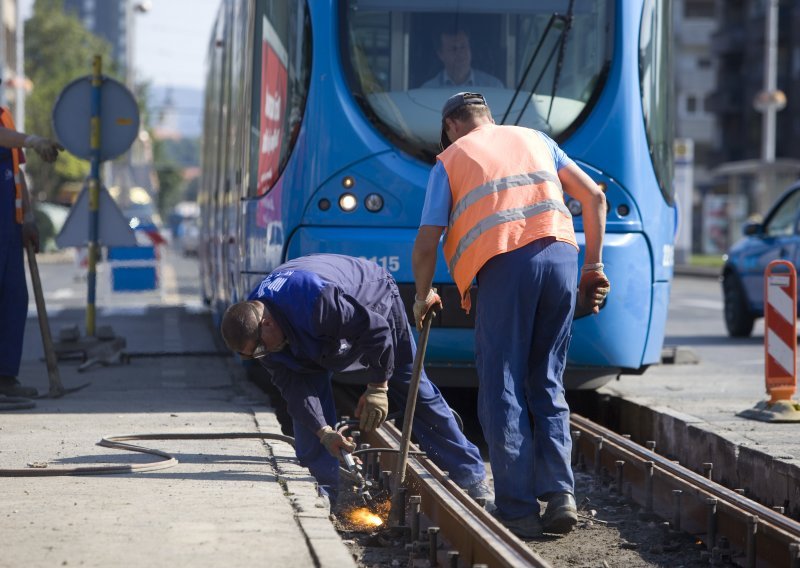 Veliki kameni blok probio pod tramvaja