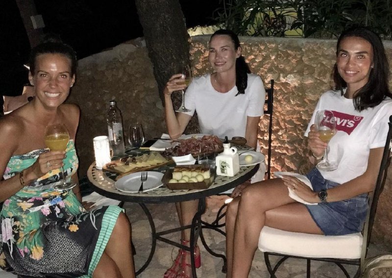 Evo kako tri lijepe mame uživaju na večeri