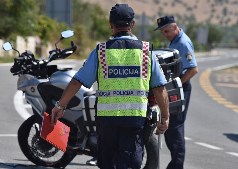 Dvoje poginulih u Mercedesu, 8-godišnje dijete ozlijeđeno