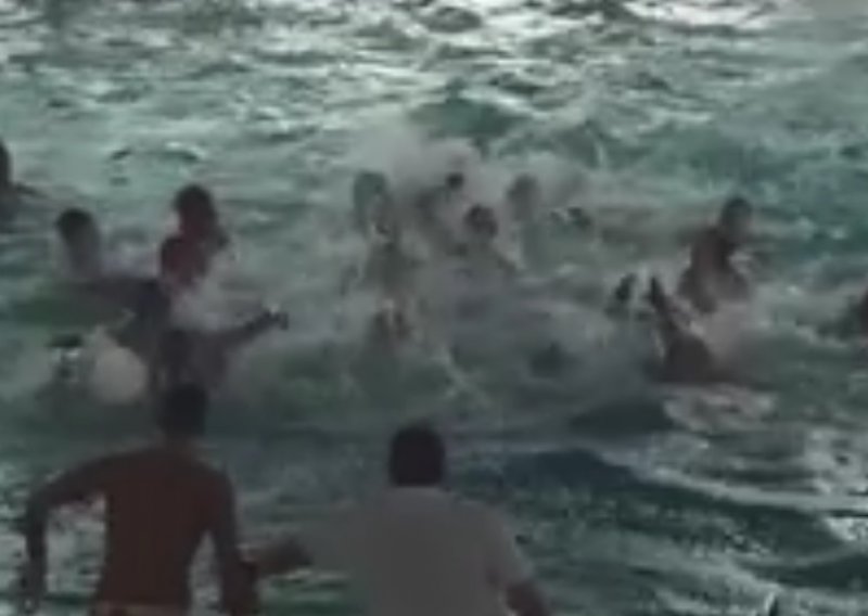 Pojavio se video sramotne tučnjave Hrvata i Grka u bazenu!