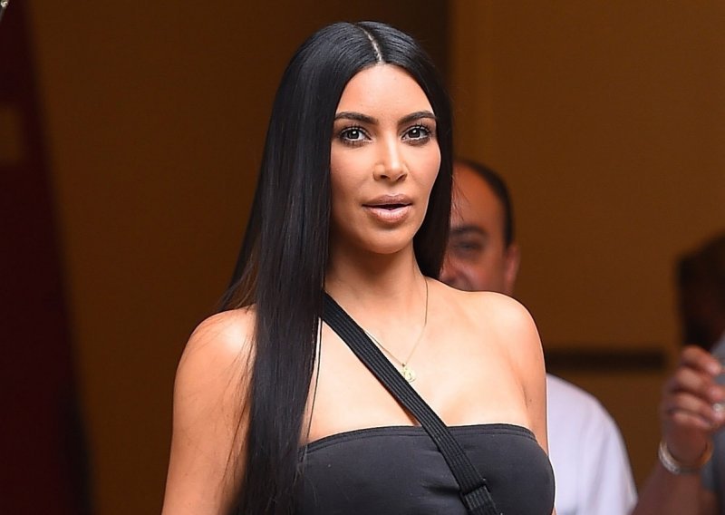 Nadmašila samu sebe: Potpuna gola Kim Kardashian popela se na drvo