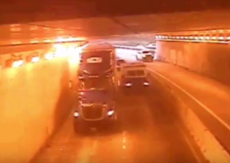 Previsoki šleper ušao u tunel, samljeo 47 reflektora