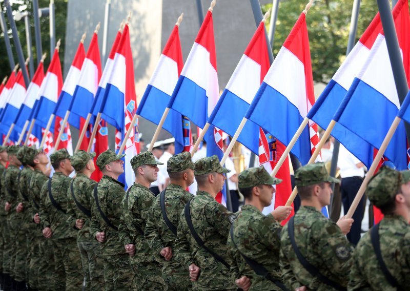 Budnicom ulicama Knina počela proslava obljetnice Oluje