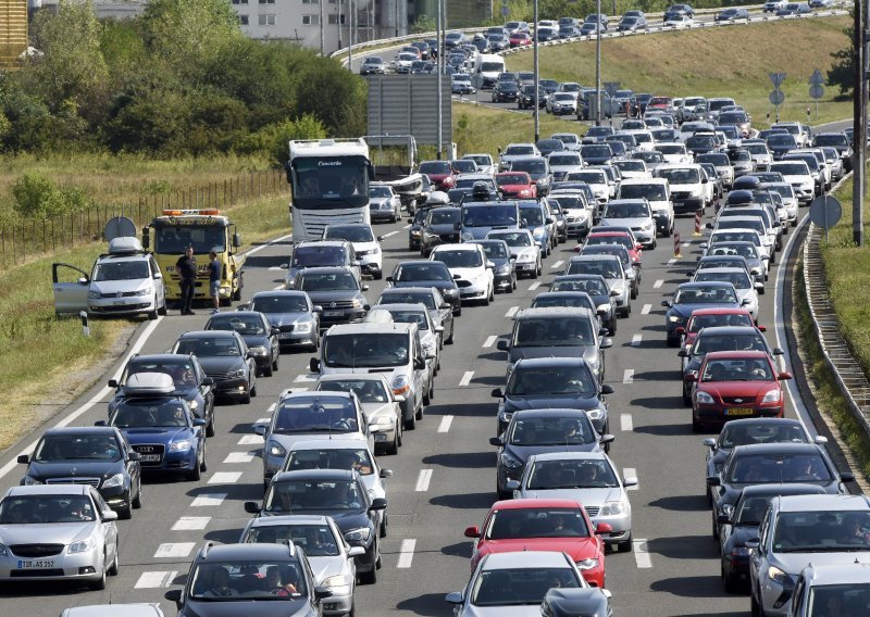 Kolaps kod Sv. Roka: Kolona 11 km, tunel se ne može obići zbog požara