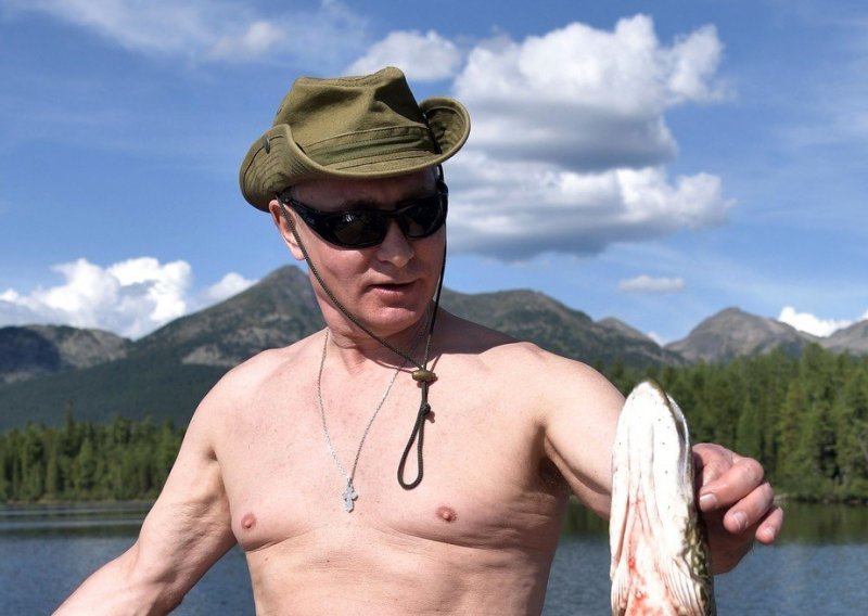 Superman Putin leti, puca, roni, skija, jaše, lovi... A što mu najbolje ide?