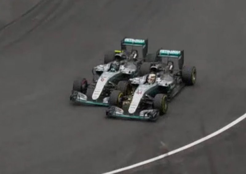 Rosberg ne želi priznati da se zabio u Hamiltona!