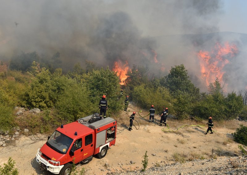Neubrojivog starca uhvatili vatrogasci dok je palio požare kod Kistanja