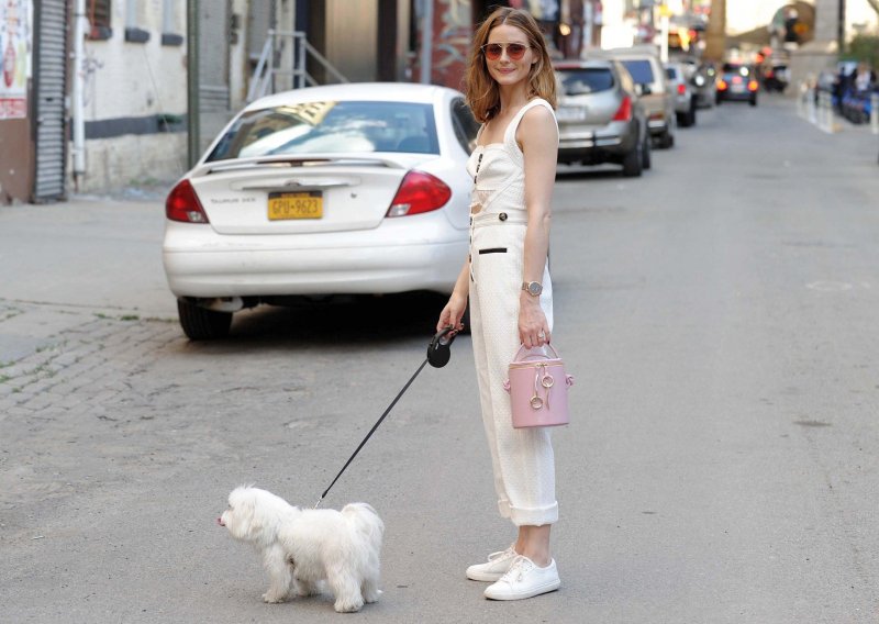 Modna ikona i kad šeće psa izgleda kao s reklame