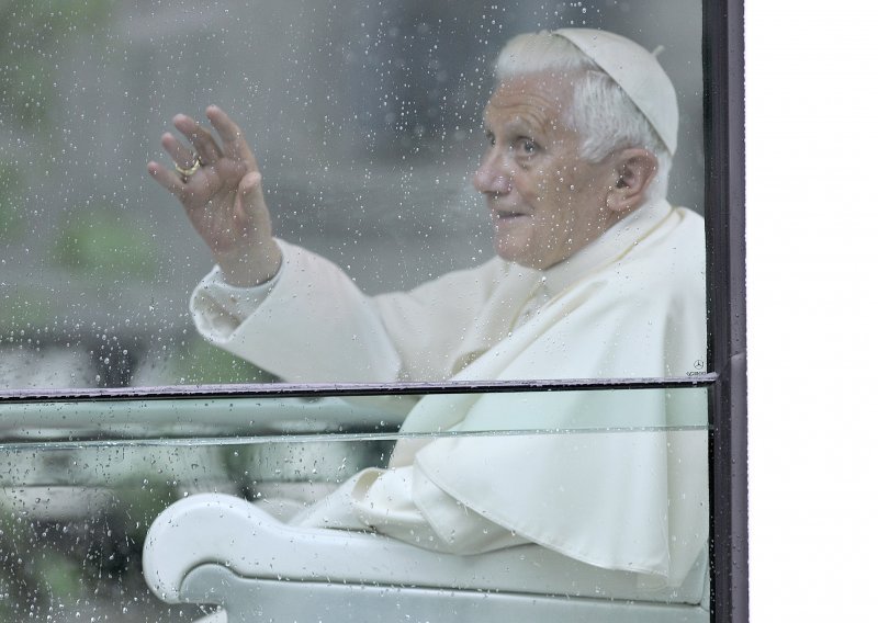 Nekadašnji papa Benedikt pati od bolesti živčanog sustava