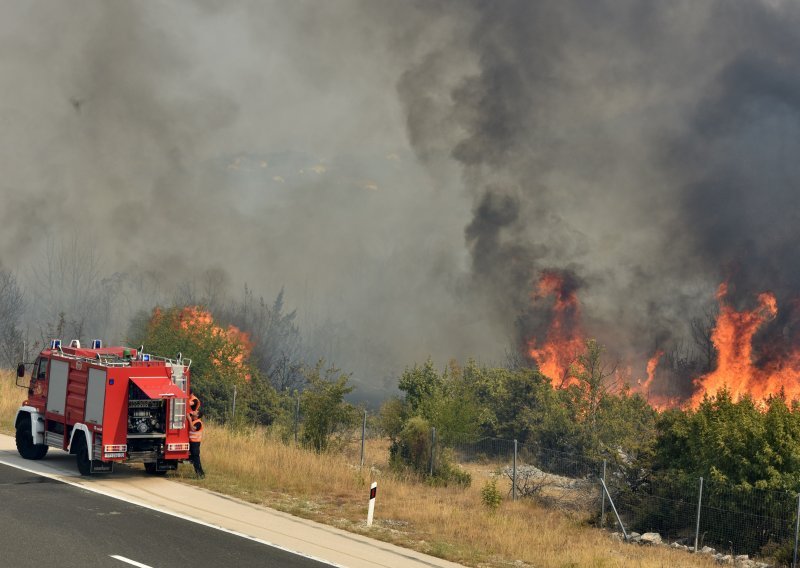 Iskrenje pri kočenju vlaka uzrok velikog požara kod Šibenika