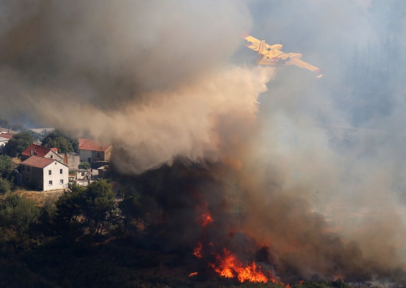 Vatrogasci obranili kuće u selu Gardun kod Trilja