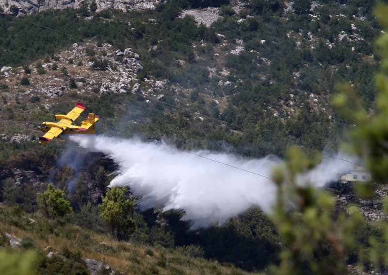 Vatrena stihija na cesti Klis-Solin stavljena pod nadzor