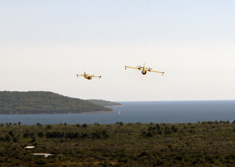 Vojni kanaderi i airtractori gase vatru na Biokovu, Velebitu i požarištu Đevrske