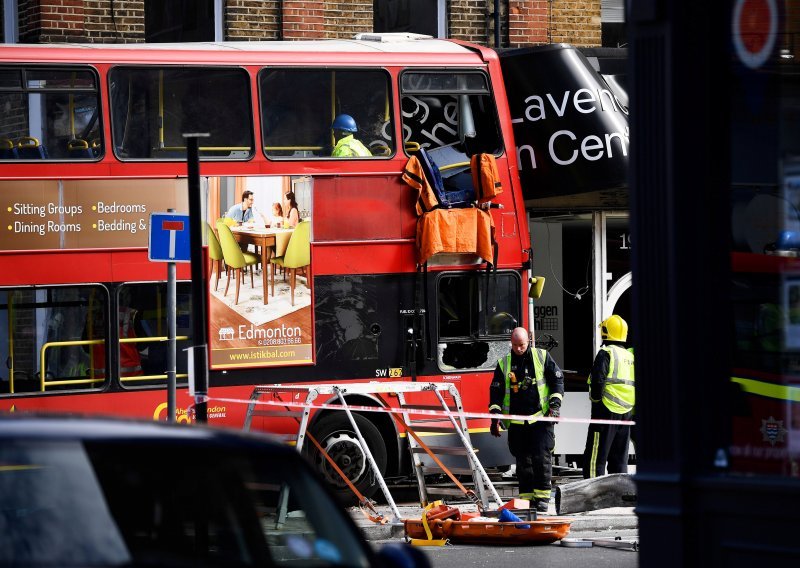 Londonski autobus zabio se u dućan, putnice ostale zarobljene na katu