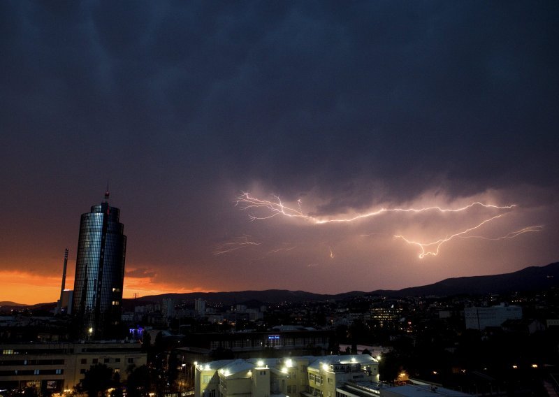 Pogledajte apokaliptičnu oluju nad Zagrebom