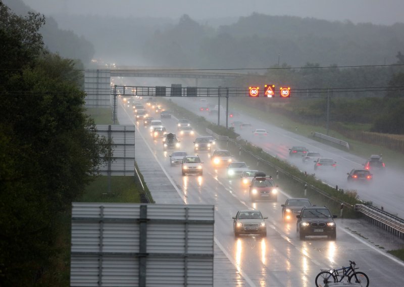 Kilometarske kolone na svim autocestama, na Krčkom mostu 20 km