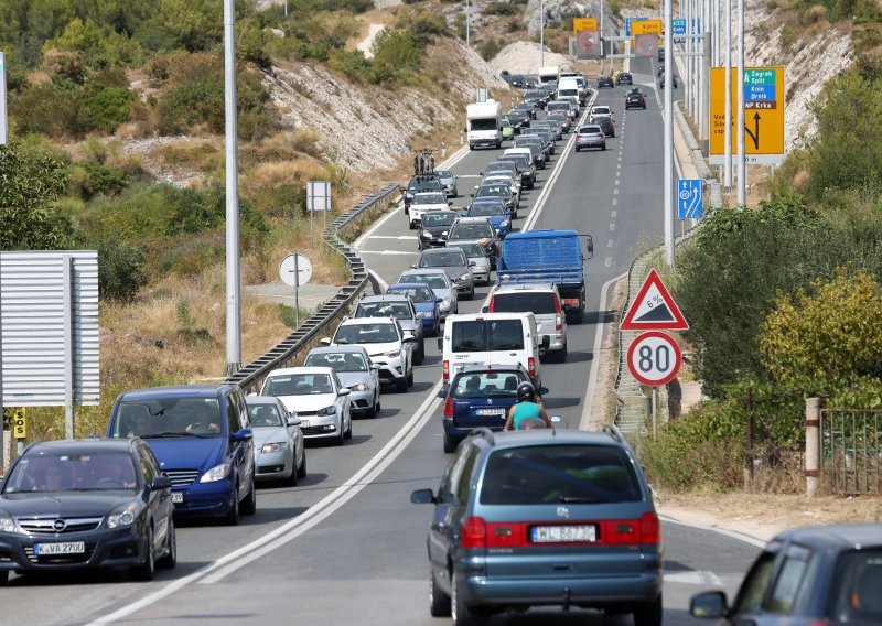 Kolona dva kilometra na izlazu s A1 u Lučkom